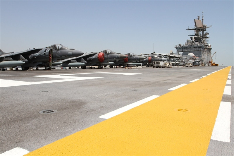 Tàu có lượng giãn nước đầy tải 41.150 tấn; dài 253,2 m; rộng 31,8 m; mớn nước 8,1 m; biên chế chiến đấu có thể lên tới 2.200 người gồm lính thủy đánh bộ và thủy thủ đoàn.