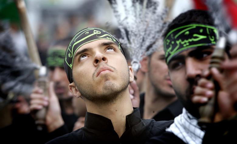 Vệ binh Cách mạng Iran từ dùng roi quất vào mình trong cuộc biểu tình phản đối tranh biếm họa nhà tiên tri Mohammad trên báo chí châu Âu tháng 3/2006. Ảnh: Reuters.