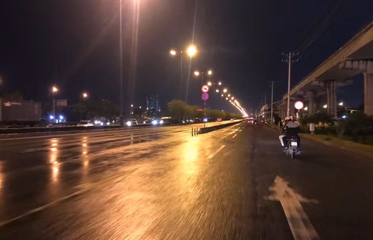 Dù là ngày nghỉ cuối tuần, tuy nhiên do thời tiết mưa dầm suốt cả ngày nên người dân ở TP HCM không muốn rời khỏi nhà.