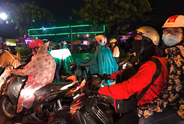 Nhiều phụ nữ, người già...run cầm cập vì bị ướt sũng trong cơn mưa ở TP HCM.