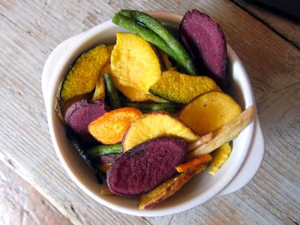 Củ quả sấy. Thay vì những món bánh ngọt rất dễ khiến cơ thể béo phì, bạn có thể chống lại cơn đói với những loại trái cây sấy khô thơm ngon. Lạc, nho khô, hay khoai lang đều giúp bạn có thể ăn một cách thoải mái mà vẫn không lo tăng cân. Ngoài ra, những thực phẩm này còn rất giàu chất oxy hóa, giúp làm đẹp da. Thay vì phải lo lắng chế biến đủ các món để ăn kiêng ngon mà không sợ ngán, bạn hãy trữ sẵn một túi trái cây sấy trong nha để có thể nhâm nhi khi quá đói và giảm cân nhé.