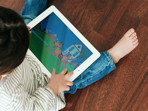 Giết chết năng lực tập trung. Nghiên cứu đã chỉ ra rằng khi có quá nhiều thứ kích thích giác quan như âm nhạc lớn, tivi, hoặc Internet có thể gây hại đến khả năng tập trung của trẻ. Sự phiền nhiễu này có thể cũng ảnh hưởng xấu đến hành vi của các em. Vì thế, cha mẹ được khuyên nên tránh cho trẻ sử dụng những tiện ích này.