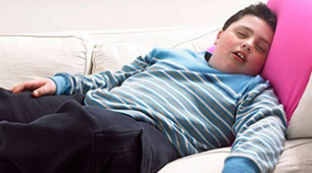 Tăng nguy cơ béo phì. Nhiều trẻ có thói quen vừa ăn vừa chơi máy tính bảng. Những hình ảnh trên thiết bị điện tử khiến trẻ bị thu hút gần như hoàn toàn mà gần như quên đi chúng đang làm gì. Chính vì thế trẻ ăn như bản năng, thói quen, không hề để ý xem mình đang ăn gì, có ngon hay không và hoàn toàn không để ý đến lượng thức ăn mình nạp vào người chính vì thế thức ăn ăn nhiều hơn mức cần thiết.