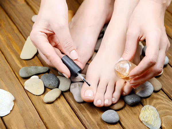 Áp dụng tinh dầu lên móng. Sau khi hoàn tất các bước trên, hãy áp dụng dầu, kem dưỡng móng để giảm thiểu tác hại của sơn, đồng thời giữ móng luôn khỏe mạnh, trong trường hợp này bạn có thể dùng dầu oliu.