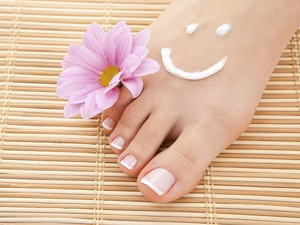 Lau sạch chân và loại bỏ bụi bẩn từ vết cắt biểu bì thừa trước khi sơn móng.