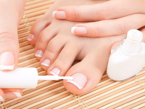 Áp dụng sơn bóng đúng cách. Bắt đầu cọ sơn từ trung tâm móng chân, sau đó mới sơn ở 2 bên móng, động tác dứt khoát và đều tay để sơn mỏng, nhanh khô và giữ màu bền. Áp dụng 2 lớp sơn để móng của bạn trông bóng hơn.