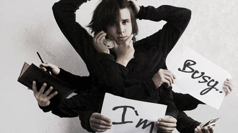  Bạn dành quá ít thời gian cho bạn bè. Đối với những người chưa có gia đình, hoặc là những người không có quá nhiều công việc phải lo thì thường xuyên tụ tập với bạn bè lúc rảnh, những điều đó sẽ không còn khi gánh nặng đè lên vai chúng ta nhiều hơn. Nhưng bạn không biết rằng khi bạn có một tình bạn đẹp và bền vững thì tuổi thọ của bạn cũng được tăng lên, những lo lắng, trầm cảm, căng thẳng thần kinh sẽ được giảm bớt được rất nhiều, và đó chính là những nguyên nhân khiến cho chúng ta già đi. 