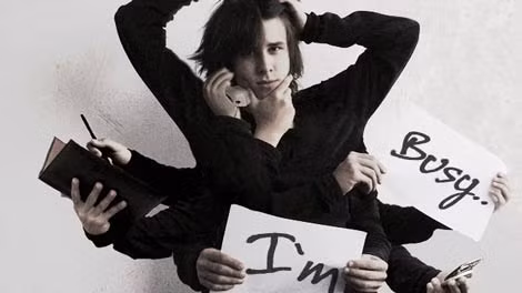  Bạn dành quá ít thời gian cho bạn bè. Đối với những người chưa có gia đình, hoặc là những người không có quá nhiều công việc phải lo thì thường xuyên tụ tập với bạn bè lúc rảnh, những điều đó sẽ không còn khi gánh nặng đè lên vai chúng ta nhiều hơn. Nhưng bạn không biết rằng khi bạn có một tình bạn đẹp và bền vững thì tuổi thọ của bạn cũng được tăng lên, những lo lắng, trầm cảm, căng thẳng thần kinh sẽ được giảm bớt được rất nhiều, và đó chính là những nguyên nhân khiến cho chúng ta già đi. 