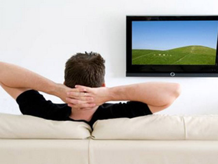  Xem Tivi quá nhiều. Nghiên cứu trên 11.000 người trưởng thành của Tạp Chí Y Học Thể Thao Anh Quốc cho biết mỗi tiếng ngồi trước Tivi sẽ rút ngắn tuổi thọ tầm 22 phút. Những người nghiện xem Tivi hơn 6 tiếng/ngày sống kém thọ 5 năm so với người bình thường. Lý do không phải ở việc xem Tivi nhiều mà là ở chỗ ít vận động, vậy nên hãy khắc phục ngay bằng những cách sau.