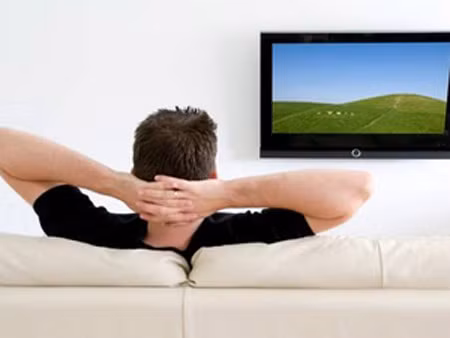  Xem Tivi quá nhiều. Nghiên cứu trên 11.000 người trưởng thành của Tạp Chí Y Học Thể Thao Anh Quốc cho biết mỗi tiếng ngồi trước Tivi sẽ rút ngắn tuổi thọ tầm 22 phút. Những người nghiện xem Tivi hơn 6 tiếng/ngày sống kém thọ 5 năm so với người bình thường. Lý do không phải ở việc xem Tivi nhiều mà là ở chỗ ít vận động, vậy nên hãy khắc phục ngay bằng những cách sau.