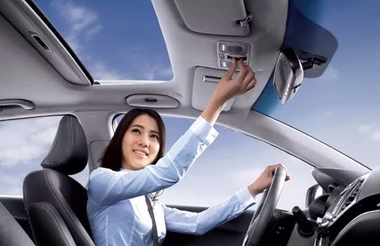  Không bảo vệ da khi lái xe. Trừ khi cửa kính xe của bạn ngăn chặn được tia UVA, loại tia gây tổn thương tế bào da dẫn đến biến đổi màu da, mụn, ung thư da...Do vậy, bạn buộc phải bôi kem chống nắng kể cả khi bạn có ngồi trong xe ô tô. 