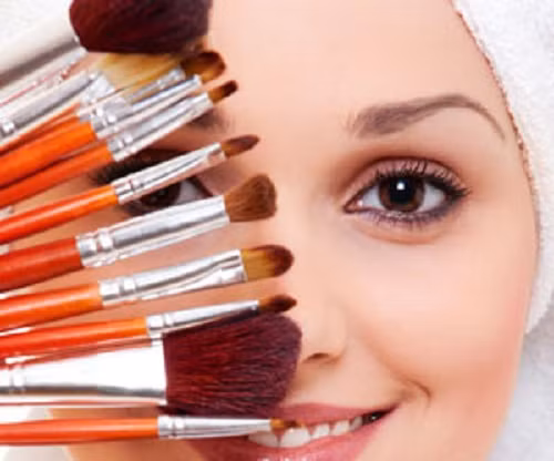  Rửa dụng cụ trang điểm. Công việc này thường diễn ra vài tháng một lần, vì thế bạn hãy dùng dầu dừa để diệt khuẩn bám quanh chổi hay miếng bọt biển, thay vì chọn chất tẩy rửa hay xà phòng như bình thường. 