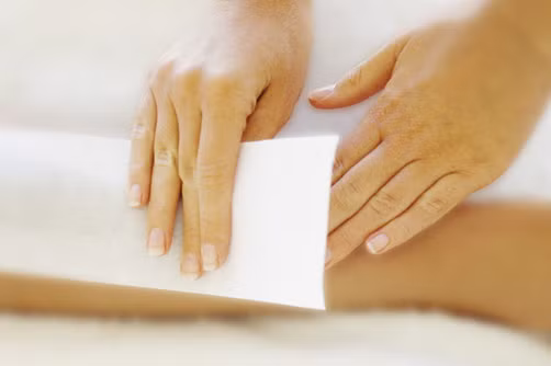  Dầu dừa làm kem cạo lông. Dầu dừa với đặc tính trơn rất thích hợp để làm kem cạo lông. Sau khi tắm xong, bạn hãy bôi khoảng 2 thìa dầu dừa lên phần định cạo lông sau đó dùng dao chuyên dụng cạo từ dưới lên. Kế tiếp, bạn xả sạch cơ thể với nước ấm. Làn da bạn khi ấy sẽ láng mịn không dấu vết của lông mà còn mềm mại. 