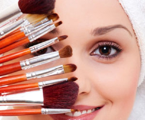  Rửa dụng cụ trang điểm. Công việc này thường diễn ra vài tháng một lần, vì thế bạn hãy dùng dầu dừa để diệt khuẩn bám quanh chổi hay miếng bọt biển, thay vì chọn chất tẩy rửa hay xà phòng như bình thường. 