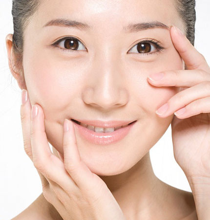  Hạn chế bong da. Khi bị bong da, nứt lớp biểu bì, sứt da đầu móng tay, bạn chỉ cần thoa dầu dừa lên vùng da đó. Ngoài ra, dầu dừa còn giúp móng tay mọc nhanh hơn. 