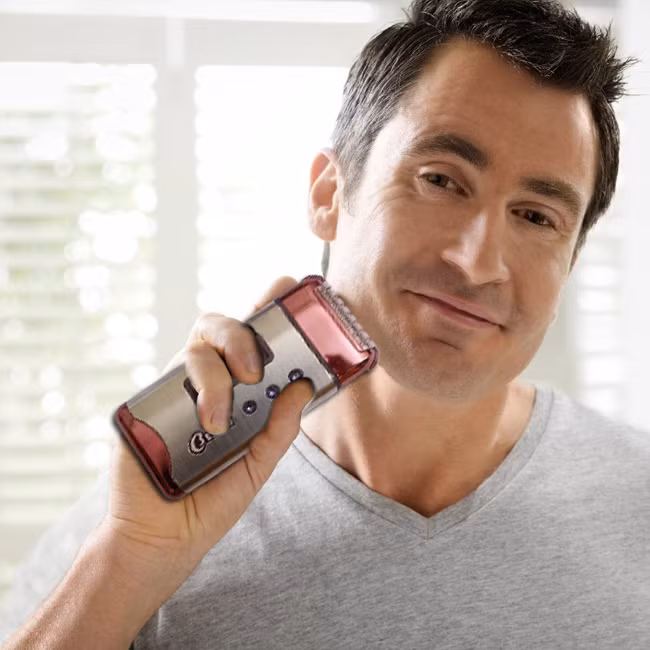  Dùng thay kem cạo râu. Để giảm đau rát và làm mềm râu trước khi cạo, hãy trộn dầu dừa, dầu bơ, dầu jojoba với nhau và bôi lên vùng râu, để khoảng 5-10 phút sau đó tiến hành cạo râu để đỡ rát lưỡi hơn. 