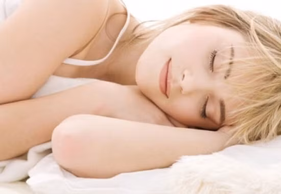  Dùng dầu dừa làm kem đêm. Đối với nhiều người da khô, dầu dừa sẽ là thứ kem đêm tuyệt vời dành cho họ. Bạn có thể thoa chút dầu dừa lên da vào buổi tối trước khi đi ngủ và cảm nhận làn da đẹp rạng rỡ sau khi tỉnh dậy. Tuy nhiên, loại kem đêm này không thích hợp với những người da dầu và bị mụn. 