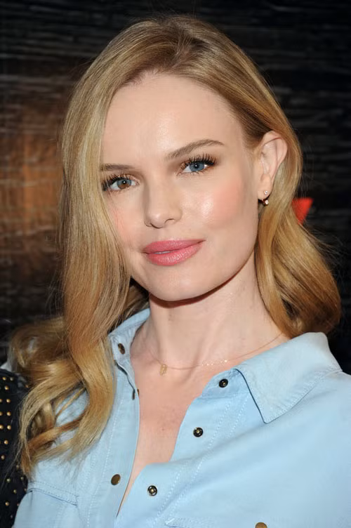 Lisa Rinna dưỡng môi căng mọng bằng dầu quế. Chỉ cần thêm một chút tinh dầu quế vào son bóng sẽ đem lại cho bạn một kết quả đáng kinh ngạc. Nó sẽ giúp cho làn môi của bạn căng bóng và quyến rũ. Tuy nhiên, bạn cũng nên thận trọng khi học theo Lisa Rinna bởi rất có thể da bạn sẽ bị dị ứng bởi hỗn hợp này. Vì vậy, để chắc chắn rằng không có bất kỳ phản ứng phụ nào, hãy cho một ít dầu lên một phần nhỏ da của bạn để kiểm tra trước khi thoa cả môi.