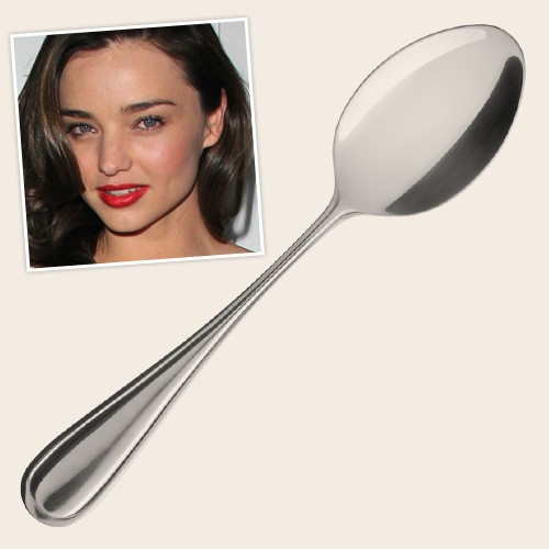Miranda Kerr uốn mi bằng thìa inox. Theo Miranda Kerr, cô thường sử dụng một chiếc thìa thay vì kẹp mi để có được đôi mắt trông to tròn hơn. Để có kết quả tốt nhất, bạn hãy cho thìa vào nước nóng hoặc sấy nhanh chiếc thìa. Úp thìa xuống, để phần lồi lên của thìa hướng lên trên, sử dụng ngón tay cái của bạn để giữ lông mi, rồi dùng mép thìa kẹp và uốn lông mi cong lên trên.