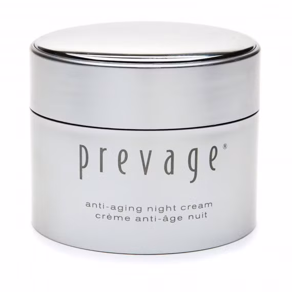 Prevage Anti-Aging Overnight Cream mang lại làn da ẩm mượt, căng tràn sức sống, tươi mới rạng ngời vào buổi sáng. Idebenone kết hợp cùng dẫn xuất Mega Complex A, chiết xuất vỏ chanh, Vitamin E, chiết xuất bơ hạt mỡ, bơ cacao… gia tăng Collagen, giúp da săn chắc và làm mờ các nếp nhăn, vừa cung cấp độ ẩm sâu để duy trì làn da mềm mại, mượt mà.