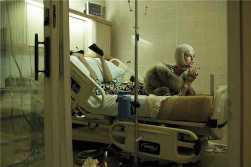 Những hình ảnh miêu tả chân thực về màn cắt gọt, trùng tu cơ thể của một người mẫu châu Âu dưới đây chính là minh chứng cho sức hấp dẫn “chết người” của phẫu thuật thẩm mỹ.