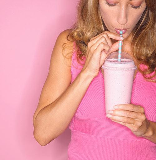  Không sử dụng ống hút. Các bác sĩ da liễu tại Manhattan Francesca Fusco phát hiện ra rằng việc uống bằng ống hút có thể dẫn đến tình trạng lão hóa da, bởi sự co bóp của cơ môi gây ra nếp nhăn cho vùng miệng.