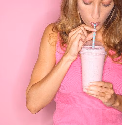  Không sử dụng ống hút. Các bác sĩ da liễu tại Manhattan Francesca Fusco phát hiện ra rằng việc uống bằng ống hút có thể dẫn đến tình trạng lão hóa da, bởi sự co bóp của cơ môi gây ra nếp nhăn cho vùng miệng.