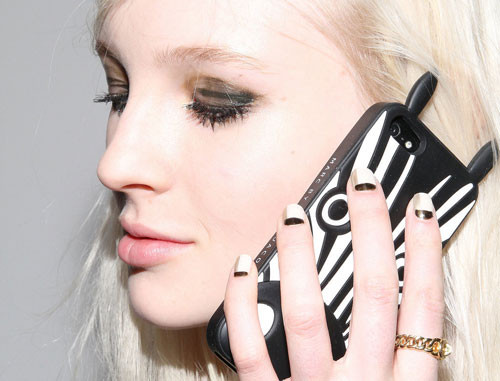 Nghe điện thoại bằng tai nghe hoặc nhắn tin. Có thể bạn không biết rằng, khi bạn áp máy điện thoại vào mặt để nghe đó là khi bạn đang tạo cho da mình mầm mống của mụn. Bởi khi nghe điện thoại, da mặt thường bị nóng, tiết mồ hôi, điện thoại lại là nơi chứa nhiều bụi bẩn và vi khuẩn. Vi khuẩn gặp môi trường nóng ẩm trên da sẽ phát triển nhanh chóng. Vì vậy, tốt nhất bạn nên trả lời điện thoại bằng tai nghe hoặc cố gắng để điện thoại xa da mặt khi sử dụng.