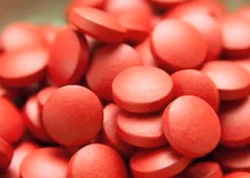 Bổ sung sắt. Việc thiếu hụt sắt trong cơ thể có thể khiến tình trạng thâm quầng thâm và bọng mắt càng nghiêm trọng hơn. Hãy bổ sung các thực phẩm giàu chất sắt như đậu hay sôcôla đen để hạn chế tình trạng trên và giúp duy trì một cơ thể khỏe mạnh.