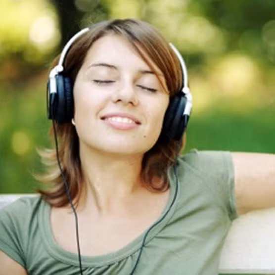  Sống lạc quan và cười thật nhiều! Một thái độ tích cực có thể chữa rất nhiều bệnh khác nhau trong cuộc sống. Một nụ cười đơn giản làm thư giãn các cơ mặt của bạn và làm cho những người xung quanh bạn cảm thấy thoải mái. Có cái nhìn tích cực về cuộc sống và mỉm cười sẽ giữ cho bạn trẻ lâu hơn.