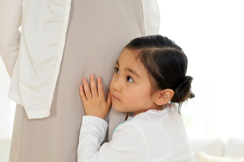 Dành thời gian chơi với các con. Nếu đây không phải lần đầu bạn mang thai, hãy dành thêm thời gian cho những đứa con hiện tại của bạn vì có vẻ chúng sắp bị một ai đó cướp mất tình yêu của mẹ. Bạn có thể chơi với con, cùng đi dã ngoại, mua sắm, nấu nướng... Đồng thời, đừng quên tâm sự với bé về những thay đổi sắp tới trong gia đình, về việc bạn sẽ có ít thời gian hơn cho các con.