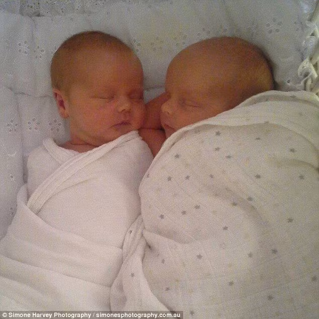 Bé Matilda nặng 3.04kg, trong khi Violet là 2.54kg khi sinh ra.