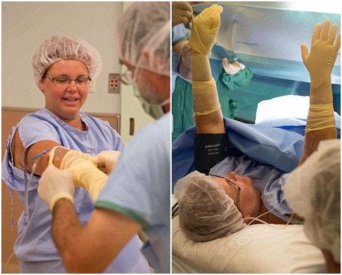 Trước khi được trải nghiệm tự dùng tay kéo con ra khỏi bụng, Cô Gerri Wolfe được đeo găng tay và khử trùng cẩn thận.
