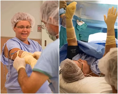 Trước khi được trải nghiệm tự dùng tay kéo con ra khỏi bụng, Cô Gerri Wolfe được đeo găng tay và khử trùng cẩn thận.