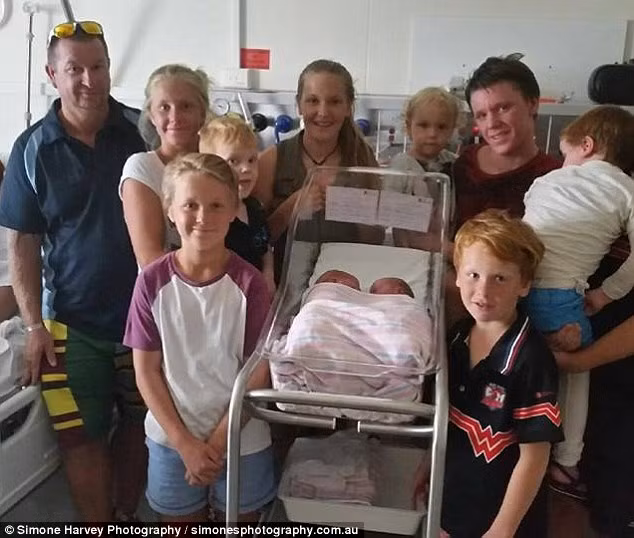 Cặp song sinh mới chào đời là đứa con thứ 10 và 11 của vợ chồng này.