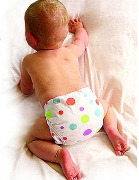 Chọn mua bỉm theo giới tính, cân nặng. Khi mua bỉm, các mẹ nên chú ý tới thời tiết, giới tính, chiều cao, cân nặng, vòng mông của bé, từ đó, chọn loại bỉm phù hợp với các con. Hiện nay có nhiều size bỉm khác nhau vừa vặn với cơ thể mỗi bé, loại bỉm có bề mặt phụ lót, hơi rộng mặt trước là loại dành riêng cho bé trai và phần thấm hút dày hơn tập trung ở giữa hoặc phía sau thích hợp cho các bé gái.