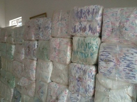 Đặc biệt, mẹ nên chú ý chọn những loại bỉm có màng thở. Đây chính là yếu tố giúp cho bé luôn được khô thoáng dù có đóng bỉm cả ngày. Trên sản phẩm mẹ có thể tìm thấy từ tiếng anh của loại màng thở là ““breathable” hay còn gọi là màng siêu thoáng khí. Với loại bỉm này, không khí sẽ lưu thông từ ngoài vào trong và từ trong ra ngoài giúp da của bé không bị ướt, hăm.