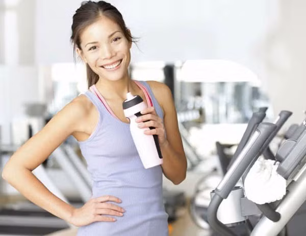  Không uống nước. Cần uống càng nhiều nước càng tốt vì sẽ giúp cơ thể không mất nước, da dẻ không khô nẻ. Chú ý không uống những loại nước có cồn khi tập thể thao, bởi chúng sẽ làm nhão cơ bắp nhanh. 