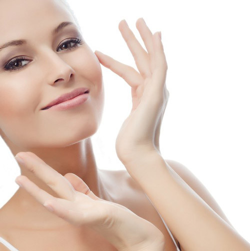 Chờ khoảng 10 phút cho lớp kem lót giữ ẩm thấm vào da trước khi trang điểm. Nếu bạn trang điểm ngay lên lớp kem lót, phấn trang điểm sẽ dễ phai nhanh hơn rất nhiều.