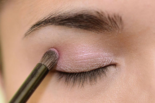 Không nên sử dụng kem mắt. Dùng kem lót cho vùng mắt là ý hay nhưng kem trang điểm sẽ khiến mắt bạn trông nhờn và nhòe nhoẹt. Cho nên bạn hãy dùng các loại gel cho mắt khi trang điểm.