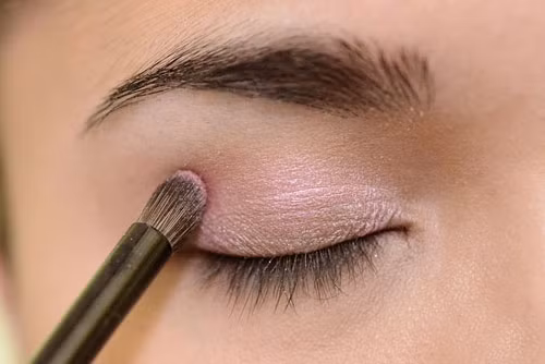 Không nên sử dụng kem mắt. Dùng kem lót cho vùng mắt là ý hay nhưng kem trang điểm sẽ khiến mắt bạn trông nhờn và nhòe nhoẹt. Cho nên bạn hãy dùng các loại gel cho mắt khi trang điểm.