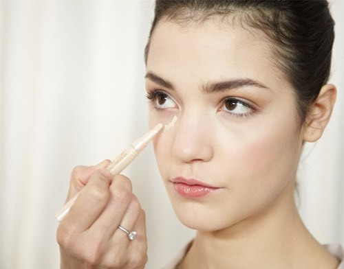 Che khuyết điểm để làn da thêm hoàn hảo: Hãy sử dụng kem che khuyết điểm khác nhau cho từng vùng da khác nhau như vùng da bị mụn nên chọn màu kem che khuyết điểm là màu xanh lục bởi nó sẽ có tác dụng trung hòa màu đối với những vết mụn ửng đỏ, còn đối với vùng quầng thâm ở mắt bạn lại nên dùng che khuyết điểm màu vàng để khiến vùng da đó trông sáng sủa hơn. Không nên lạm dụng quá nhiều kem che khuyết điểm tập trung vào 1 vùng sẽ khiến khuôn mặt của bạn trở nên không đều màu, chỗ sáng chỗ tối.