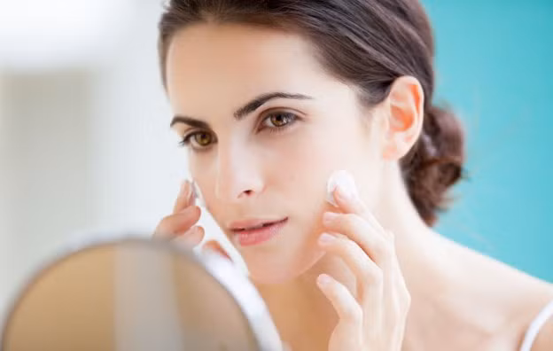  Làm sạch và dưỡng ẩm da mềm mịn. Trước khi trang điểm bạn cần rửa mặt thật sạch, tiếp theo sung kem dưỡng có làn để tránh được tình trạng da bị mốc hay bong tróc sau khi đánh kem nền. Nhớ vỗ nhẹ kem dưỡng ẩm và chờ khoảng 5 phút cho kem dưỡng thẩm thấu và da sau đó mới sử dụng tiếp đến kem nền.