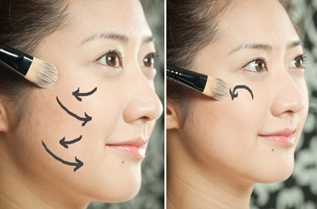 Dùng chổi để tán kem nền. Tiếp tục một điều mà các chị em hay mắc phải, đó là thói quen dùng tay hoặc bông mút để đánh kem nền mà quên mất sự tồn tại của những cây cọ mềm mượt có tác dụng "thần kì". Các chuyên gia thường khuyên phái đẹp nên làm quen với việc sử dụng cọ mỗi khi đánh nền, chúng sẽ tán đều kem mỏng mịn ra khắp mặt, che giấu lỗ chân lông hiệu quả và tiết kiệm kem nền hơn rất nhiều.