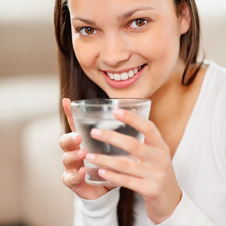 Cấp nước từ bên trong. Và một công việc mà bạn cần phải thực hiện hàng ngày đó chính là uống đủ nước. Mùa đông thì lượng nước mà cơ thể bạn cần không hề ít hơn so với mùa hè. Chính vì thế việc uống nước đầy đủ sẽ giúp cho bạn có một làn da khỏe mạnh, không bị bong tróc mùa khô hanh. Việc uống nước đầy đủ mang lại hiệu quả lâu dài, lợi ích cho cả cơ thể của bạn.