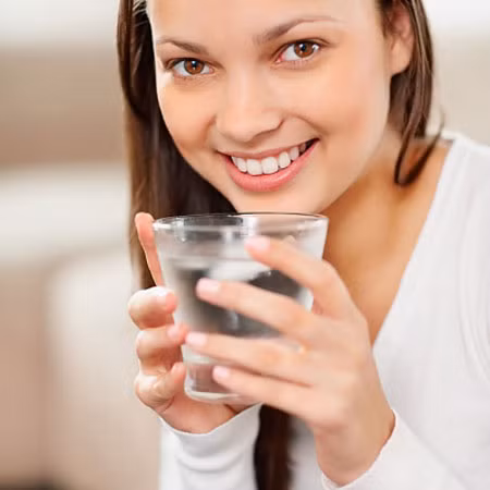 Cấp nước từ bên trong. Và một công việc mà bạn cần phải thực hiện hàng ngày đó chính là uống đủ nước. Mùa đông thì lượng nước mà cơ thể bạn cần không hề ít hơn so với mùa hè. Chính vì thế việc uống nước đầy đủ sẽ giúp cho bạn có một làn da khỏe mạnh, không bị bong tróc mùa khô hanh. Việc uống nước đầy đủ mang lại hiệu quả lâu dài, lợi ích cho cả cơ thể của bạn.