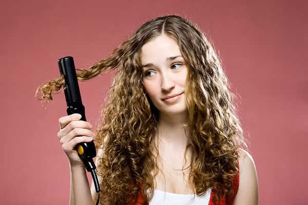  Duỗi tóc. Nếu bạn muốn duỗi thẳng mái tóc của mình và không muốn tốn tiền vào salon tóc thì bạn đang phá hủy chính mái tóc của mình. Trước hết, các thành phần hóa học có thể cực kỳ nguy hại cho da và mái tóc của bạn. Thứ hai, những máy ép tóc nóng đến 450độ F, nó sẽ làm da đầu bạn nóng hơn bình thường rất nhiều. Bạn phải ép hàng giờ đồng hồ với miếng sắt nóng trên tóc, nhiệt lượng tỏa ra từ thanh sắt tác động tới tóc và da đầu. Tốt hơn bạn nên đi đến các salon tóc để duỗi tóc để đảm bảo cho tóc và da đầu của mình.