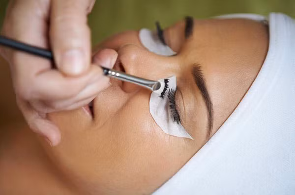  Nhuộm lông mi. Màu lông mi thể hiện vẻ đẹp và sự cuốn hút cho đôi mắt. Vì vậy, để tránh việc tác động nhiều lần của mascara thì nhuộm màu là một giải pháp có tác dụng tương đối lâu bền. Nhưng dưới sự tác động của cơ học cùng với thuốc nhuộm nếu không khéo léo sẽ gây nên những tai nạn ảnh hưởng đến sức khỏe của đôi mắt. Cách tốt nhất là bạn nên nhờ đến bàn tay khéo léo của những người thợ làm đẹp chuyên nghiệp. 