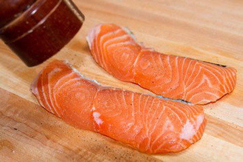 Cá hồi. Cá hồi là một trong những loại thực phẩm giàu chất dinh dưỡng có thể giúp người mẹ phục hồi nhanh chóng sau khi sinh, sức khỏe, cung cấp đủ sữa cho em bé. Đây cũng là giảm béo sau sinh ngon sau khi sinh là tốt nhất cho phụ nữ.