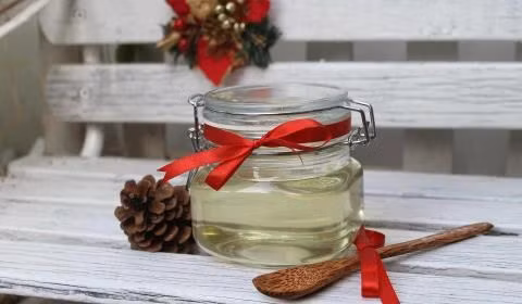 Dầu dừa. Dùng dầu dừa thay cho dầu oliu hay dầu thực vật khi nấu ăn, hoặc thêm một muỗng cà phê dầu dừa vào trà thảo dược hay cà phê để giảm béo hiệu quả.